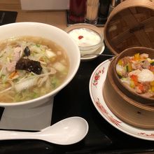 セットには杏仁豆腐もついてくる。