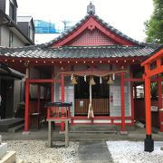 朱色の神社です