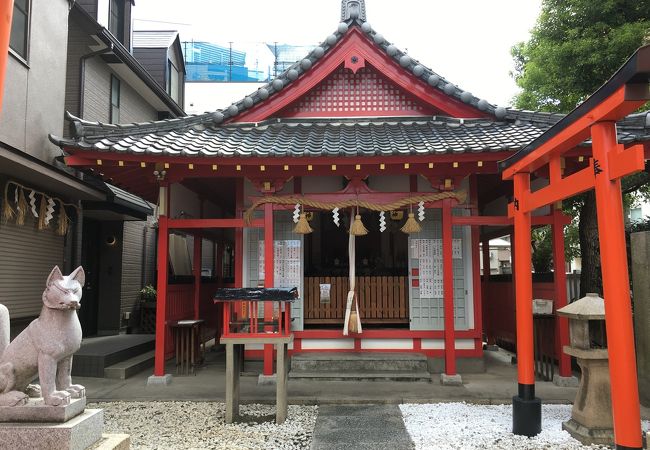 朱色の神社です