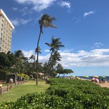 海側に出るとリゾートホテルが立ち並ぶ