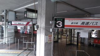 ベンチが多いです