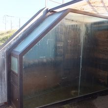 土盛りの断面が見られるようになってます。