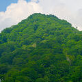 　遠くから見ると　優しい感じの　雨飾山