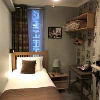 客室はとってもセンスのいい感じです。古い黒電話は現役です！