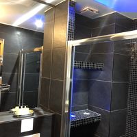 狭いですが、最新のシャワー設備でした。