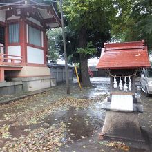 末社でしょうか。いい漢字の祠です。