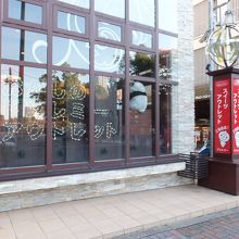 不忍池の方からはあまり店名も見えません。