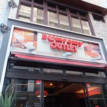 通りを曲がると存在の主張の激しい外観になります。