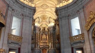 祭壇や天井のデザインが美しい