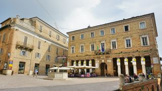 レプッブリカ広場 (ウルビーノ)