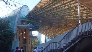 こじんまり。でも１０００人以上入れるんですねえ。