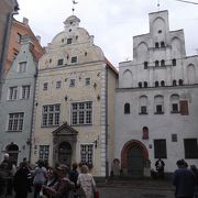 ３つの建物はエストニアのものと比較