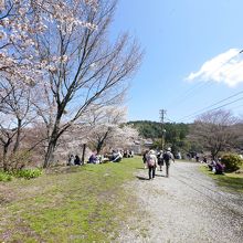 広場へ