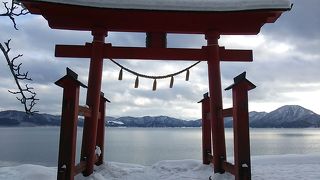 鳥居と湖のコントラストが綺麗でした