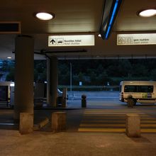 ジュネーブ空港のホテルシャトルバス乗り場です