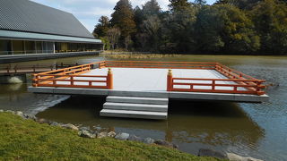 奉納舞台のある勾玉池