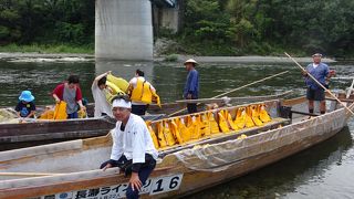 自然の景色に溶け込む船旅