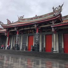 極彩色で綺麗なお寺です。