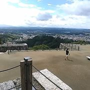 (霞ヶ城公園)　本丸跡から、安達太良山を望むことも出来ます