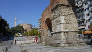 ガレリウスの凱旋門。町の中の遺構。