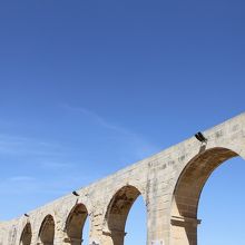 古代ローマを思わせる｢柱廊｣が青空に映えます！