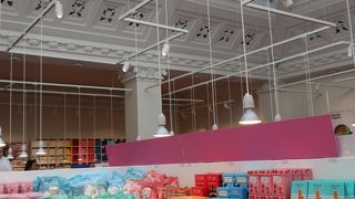 明るい店内で、楽しい雑貨やお菓子が沢山 ♪