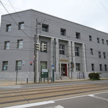 建物は、旧日本銀行のものだけに古いけど立派です。