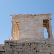 勝利の女神アテナ・ニケを祀るイオニア式の愛らしい神殿