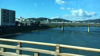 後楽園前を流れる