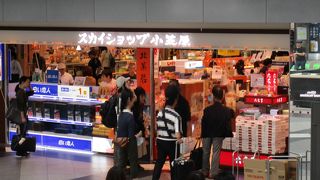 コルネ状のパイの中に生カスタードクリームがたっぷり詰められている作りたてのサクサクパイ（六花亭）を購入し、賞味期限が10分との噂もあるのですぐに食べました。