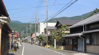 家は新しいですが、家の配置や道の宿場町の名残があります