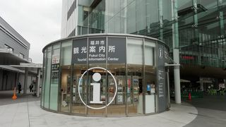 福井駅西口出て直ぐ