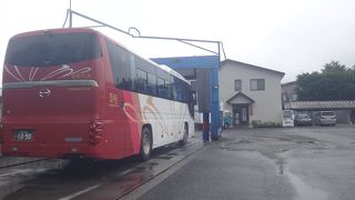 南北の大通りを貫通している