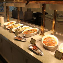 料理はビュッフェ形式