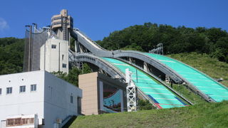 雪のないジャンプ台でジャンプの練習光景が見られました。