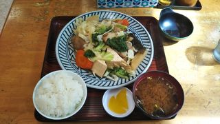 私のお勧めはテビチ（豚足）の煮付け定食。