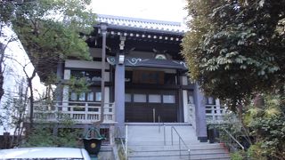 木々が茂る広い境内