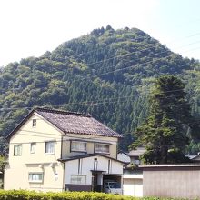 若桜駅近くから見た城跡