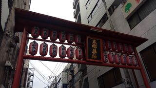 大きく華やかな鳥居