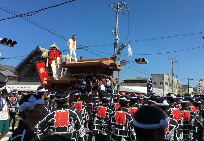 通りの角が迫力あり