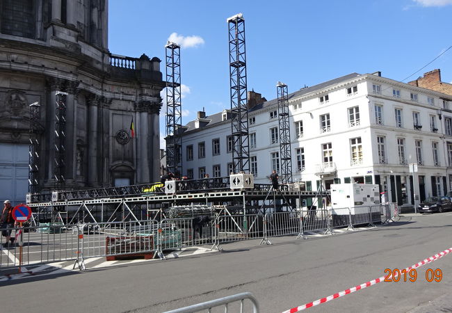 大聖堂の前の広場は工事中でした。