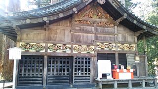 境内唯一の素木造りの建物の為か写真撮影する方が多いです