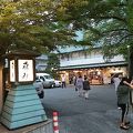 階段街の入り口、金泉掛け流しの宿