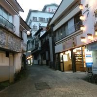 ホテルを出たらすぐに射的場があります。