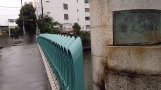 橋を渡ると街の様子が変わる