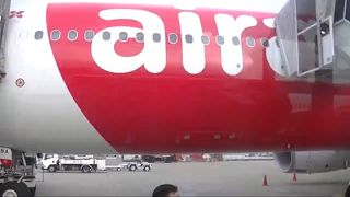 朝の国際線は劇混み