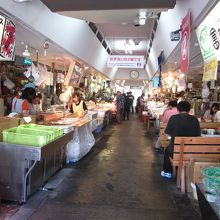 右手にイートインコーナーがあります