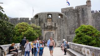 ピレ門に続く橋