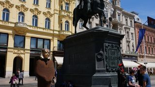 イェラチッチ広場にたっている銅像