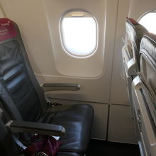 座席幅や前後間隔は通常の航空機と大差ありません